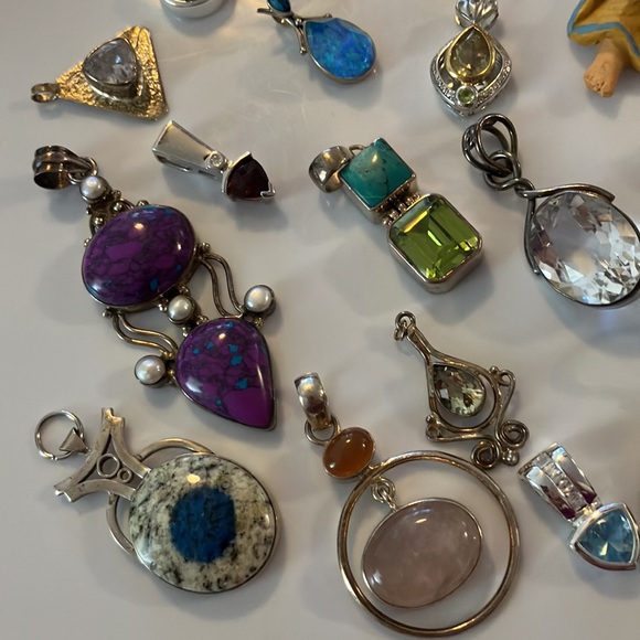 Beautiful 46 piece lot of ladies, assorted pendants/charms plus angel - Picture 5 of 11